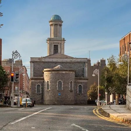 Spectacular 2 Bedroom With Sunny Garden & Terrace Couette-café Dublin