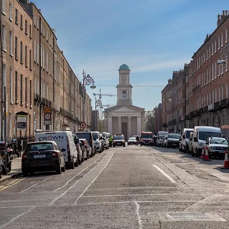 Spectacular 2 Bedroom With Sunny Garden & Terrace Couette-café Dublin