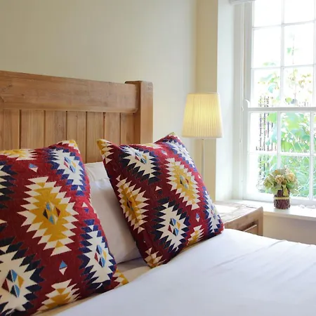 A Luxurious City Centre White Regency Townhouse With Terrace & Patio Dom wakacyjny Dublin