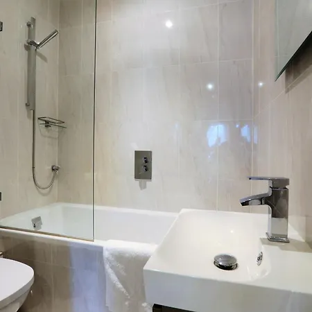 Dom wakacyjny A Luxurious City Centre White Regency Townhouse With Terrace & Patio *