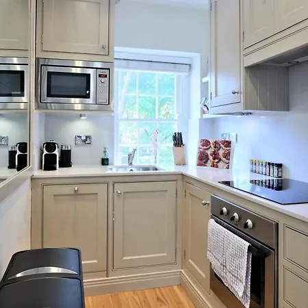 A Luxurious City Centre White Regency Townhouse With Terrace & Patio Dom wakacyjny