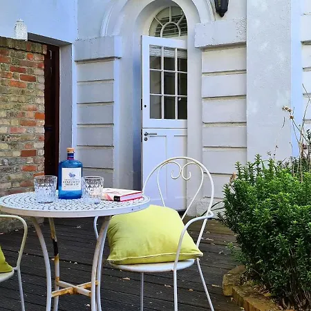 A Luxurious City Centre White Regency Townhouse With Terrace & Patio Dom wakacyjny *