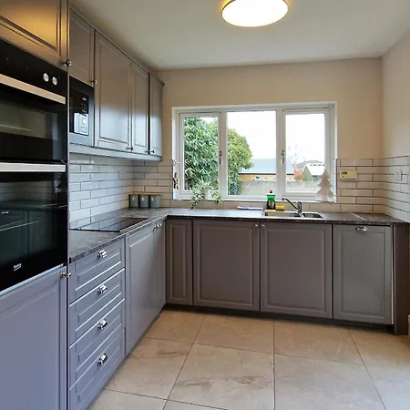 Holiday home 2 Minute Walk To Luas Dublin