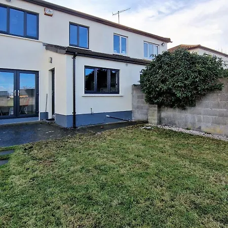 2 Minute Walk To Luas Holiday home