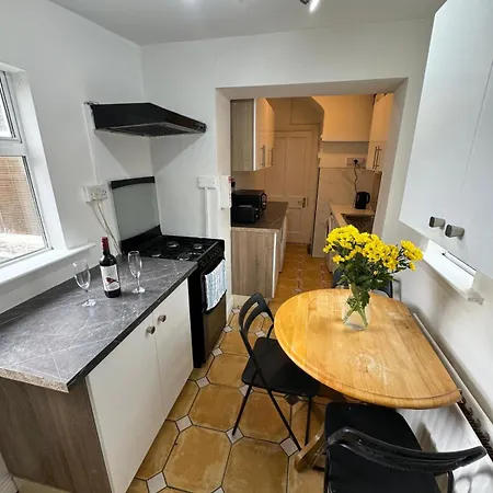 Guest house Nice Triple At 2 Iveragh Rd-7 *