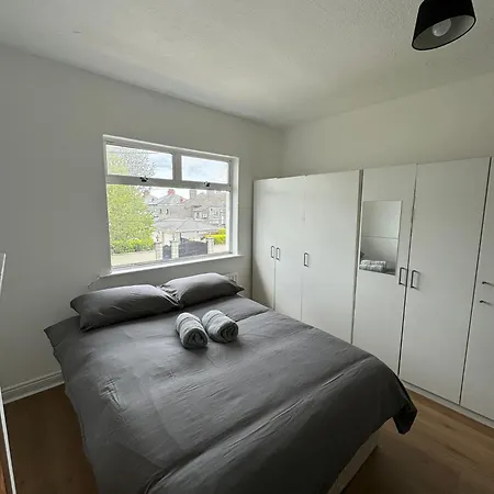 Nice Triple At 2 Iveragh Rd-7 * Dublin