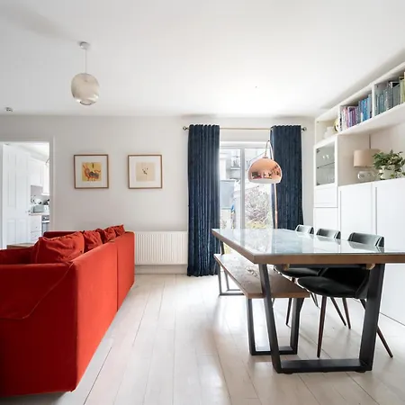Welcoming 4bd House With Garden In דירה *