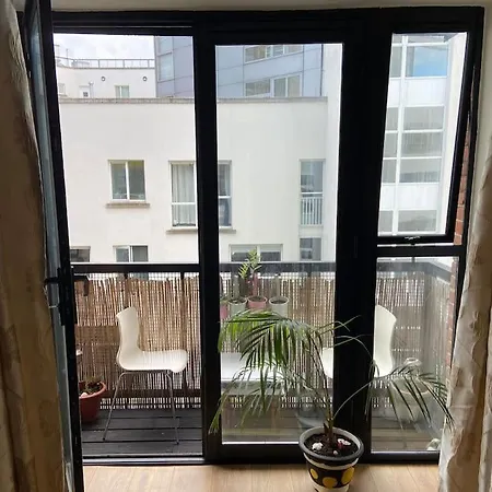 Apartmán City Centre Apt With Balcony Great Location & Neighborhood