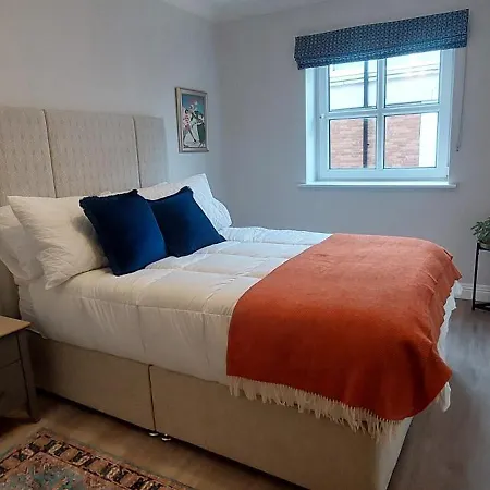 Tastefully Refurbed 2bed - 3 Mins To Trinity & Docks Apartament