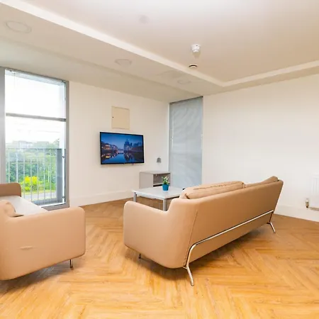 Refurbished Ensuite With Shared Kitchen At Montrose In Apartment *
