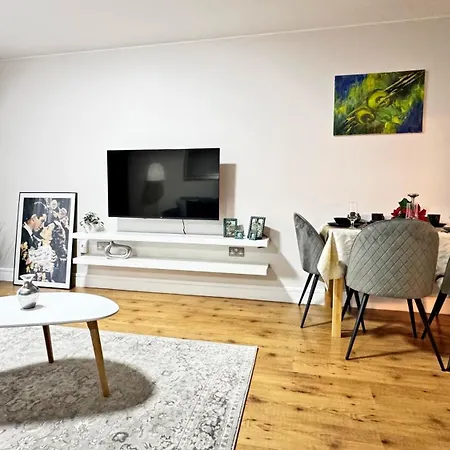 Docklands Waterfront Luxury Apartment