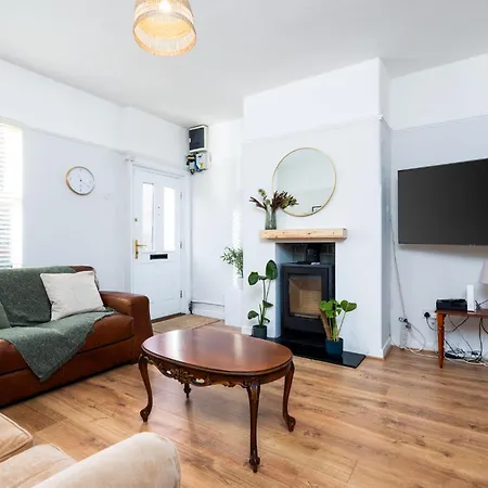 Boho Chic 1br House - 3 Min Walk To Bus Stops Holiday home Dublin