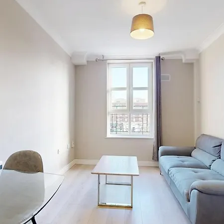 1 Bed In Centre Apartment
