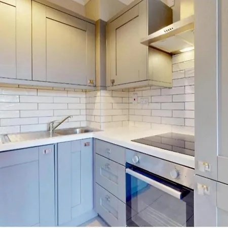 1 Bed In Centre Apartment *