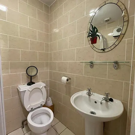 Casa de hóspedes Superb Triple Near Airport - 1 *