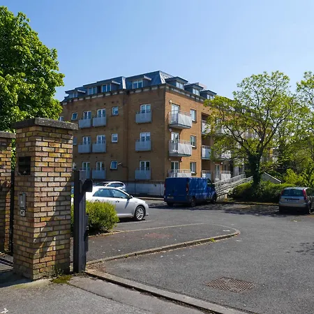 Apartment Comfortable 2-bedroom Near Airport *