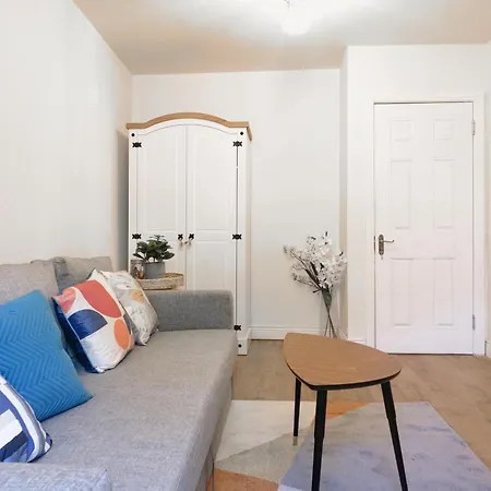Cozy 2-bedroom Detached No-7 * דבלין