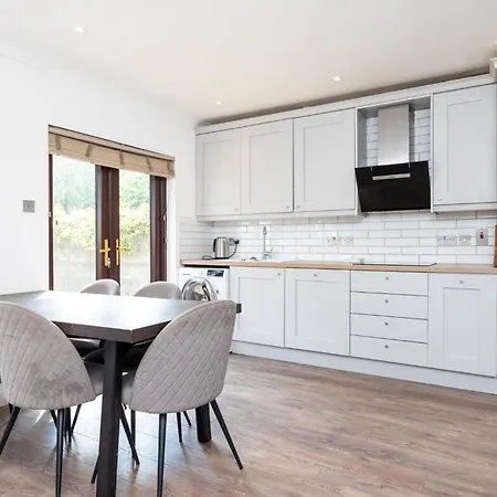 Prázdninový dům 3bed With Backyard 10min To Milltown Tram & Bus Stops *