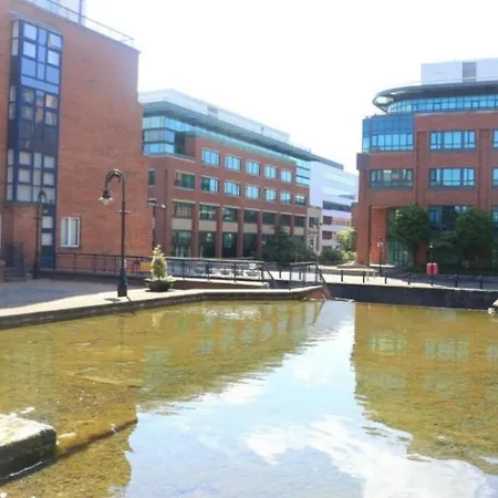 Guest house Double In A Cozy Shared Apartment, Custom House Harbour