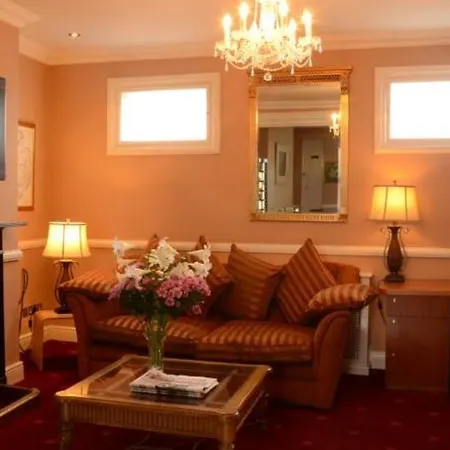 Uppercross House Szálloda 3*