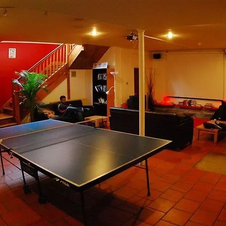 بيت شباب Avalon House