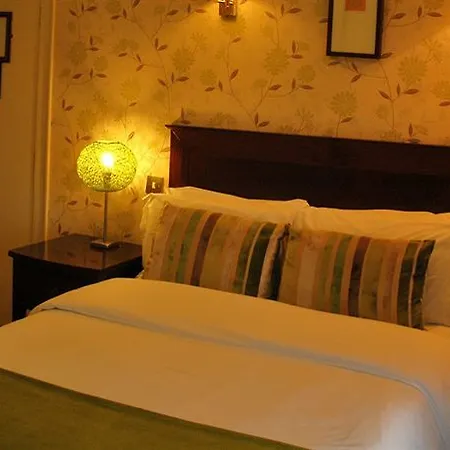 Uppercross House 3*