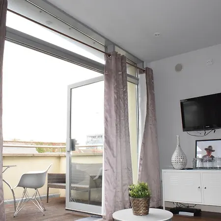 1 Bedroom With Balcony In Appartement Dublin