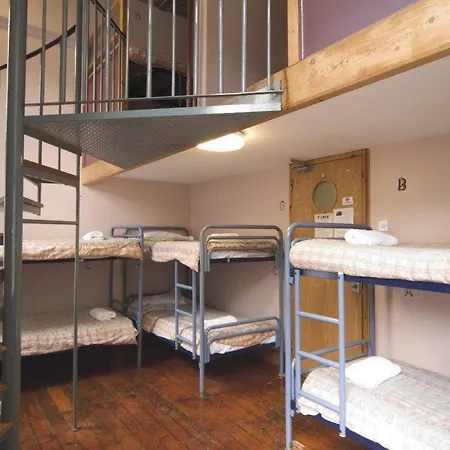 Avalon House بيت شباب *