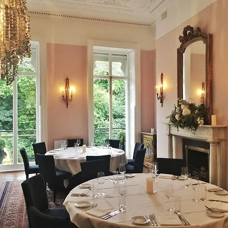 Townhouse On The Green Hotel 4*