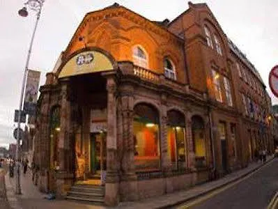 Avalon House بيت شباب