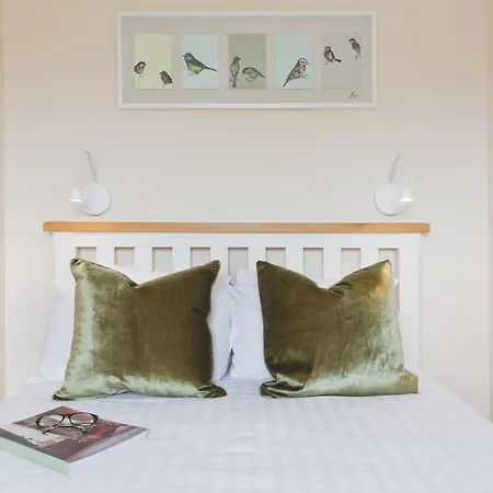 Pearse Street Apartment *