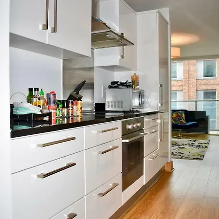 Bright 2 Bedrooms Near The 3 Arena Apartamento *