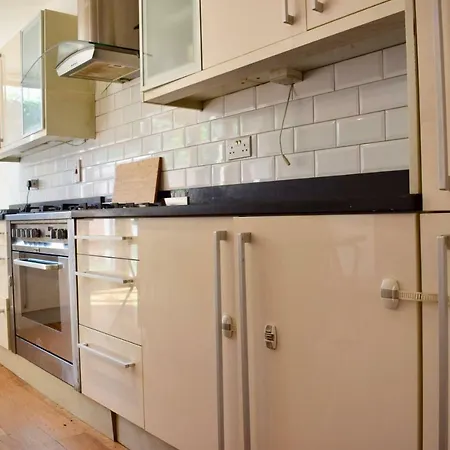 Semesterbostad Spacious, Bright & Modern 3 Bedroom Family *