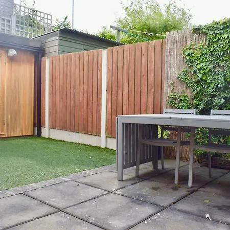 Spacious, Bright & Modern 3 Bedroom Family Semesterbostad *