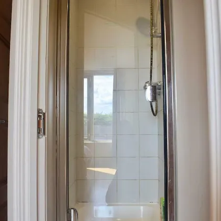 Spacious, Bright & Modern 3 Bedroom Family Semesterbostad *