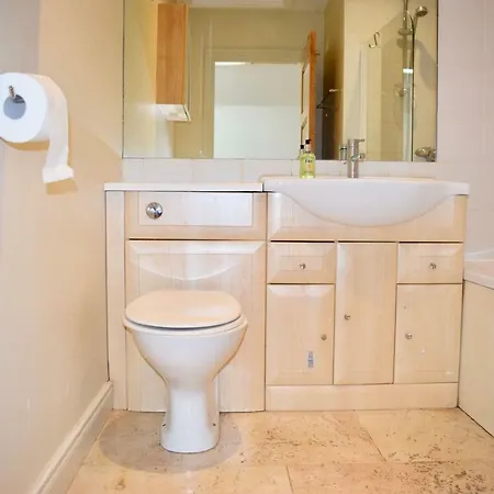 Semesterbostad Spacious, Bright & Modern 3 Bedroom Family *