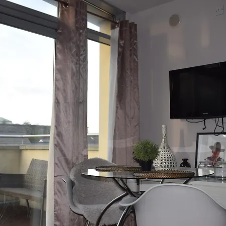 1 Bedroom With Balcony In Appartement