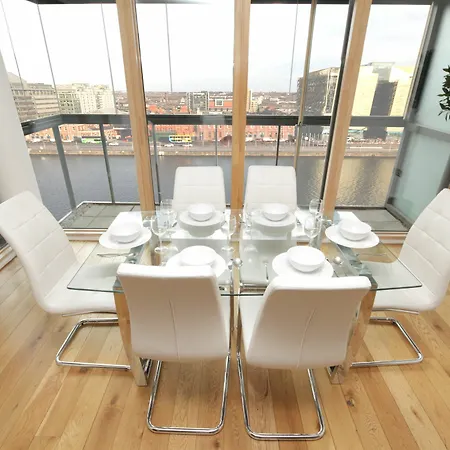 アパート John Rogersons Quay Penthouse ダブリン