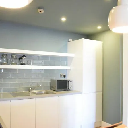 2 Bedroom In Centre Sleeps 6