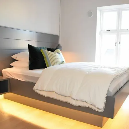 2 Bedroom In Centre Sleeps 6 Apartment
