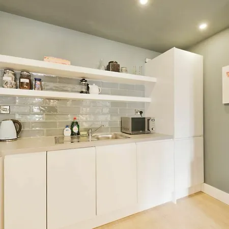 2 Bedroom In Centre Sleeps 6 Apartment