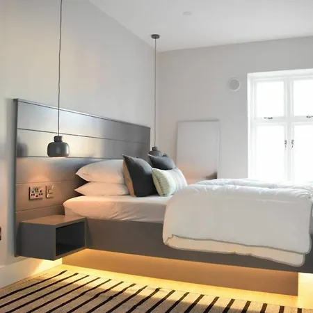 2 Bedroom In Centre Sleeps 6 Apartment *