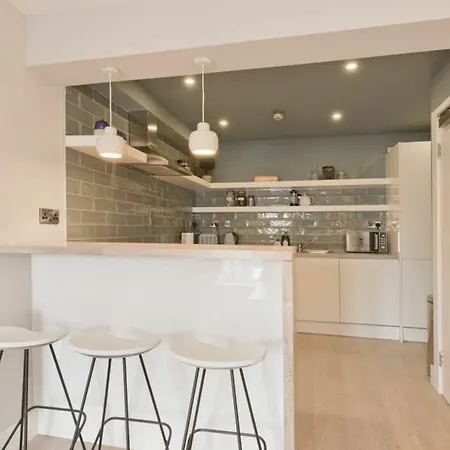 2 Bedroom In Centre Sleeps 6