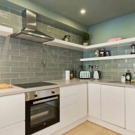 2 Bedroom In Centre Sleeps 6