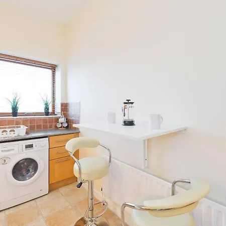 Stunning 3-bed In 1 Appartement *