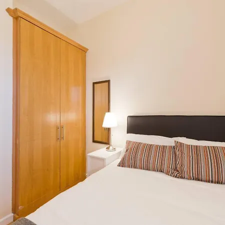 Stunning 3-bed In 1 Appartement *