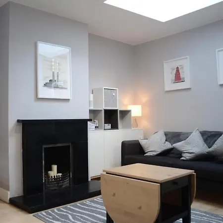 Charming 2 Bedroom In Location Apartmán