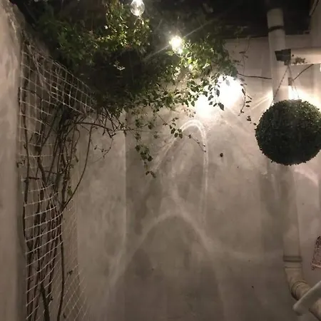 Charming 2 Bedroom In Location Apartment *