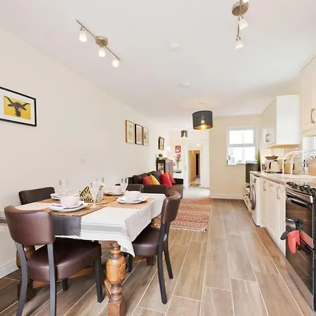 Charming Riverside - Minutes From