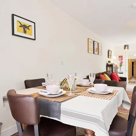 Charming Riverside - Minutes From *